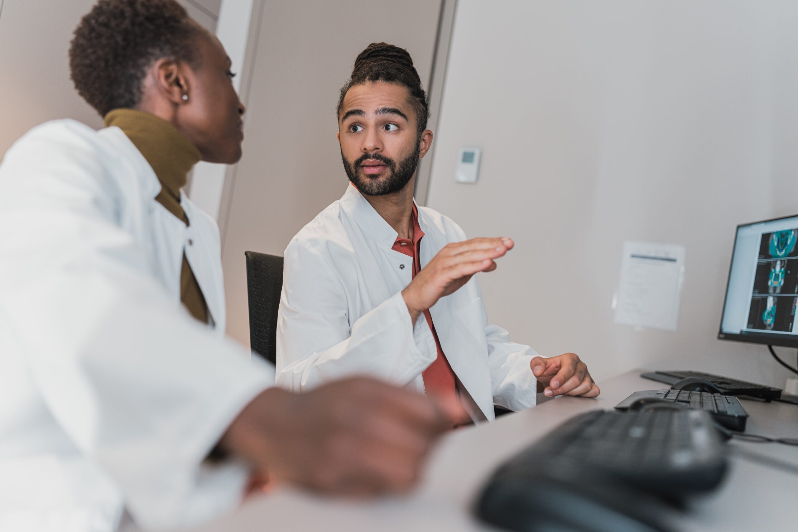 Dois médicos conversando